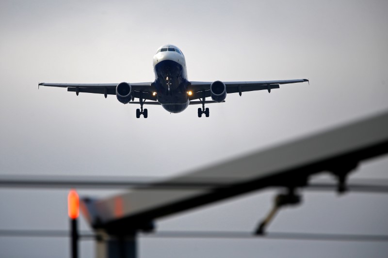 © Reuters. FILE PHOTO: An airplane prepares to land at Cointrin airport in Geneva