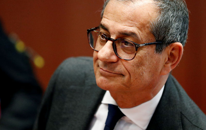 © Reuters. FILE PHOTO: Italy's Economy Minister Tria attends a eurozone finance ministers meeting in Brussels