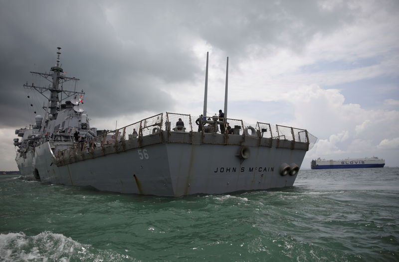 © Reuters. FILE PHOTO: The U.S. Navy guided-missile destroyer USS John S. McCain is seen after a collision, in Singapore waters