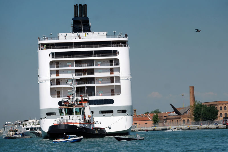 Cruise Ship Collides With Venice!    Tourist Boat Injuring Four People - 