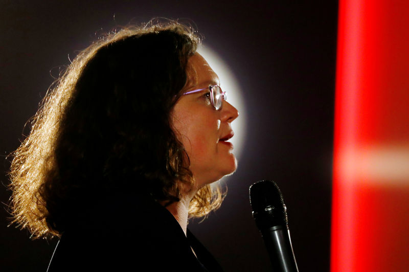 © Reuters. Andrea Nahles, líder del Partido Socialdemócrata Alemán (SPD), pronuncia un discurso durante un mitin electoral en Heuchelheim, Alemania