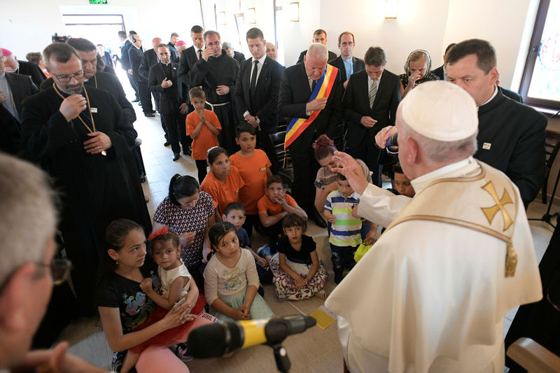 © Reuters. البابا يطلب الغفران على تاريخ إساءة معاملة غجر الروما