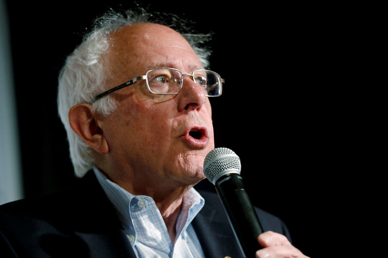 © Reuters. FILE PHOTO: Democratic presidential candidate and U.S. Senator Bernie Sanders campaigns during a SEIU California Democratic Delegate Breakfast in San Francisco, California