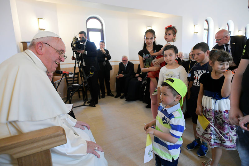 © Reuters. El Papa Francisco se reúne con niños de la comunidad roma en Blaj, Rumania. Prensa Vaticano/­vía REUTERS. ATENCIÓN EDITORES. ESTA IMAGEN HA SIDO PROVISTA POR UNA TERCERA PARTE.