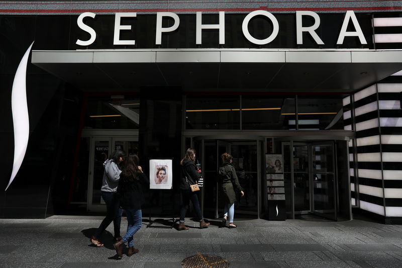 © Reuters. People walk into a Sephora store in Times Square