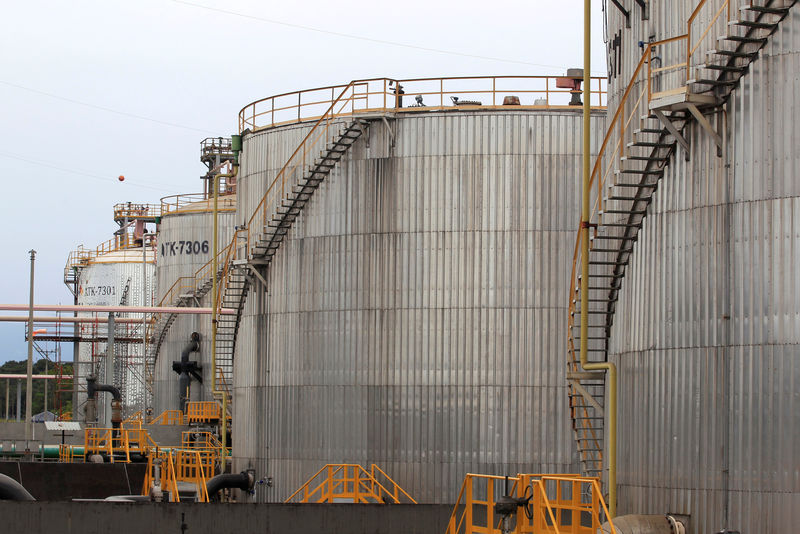 © Reuters. FILE PHOTOStorage tanks are seen at Ecopetrol's Castilla oil rig platform, in Castilla La Nueva