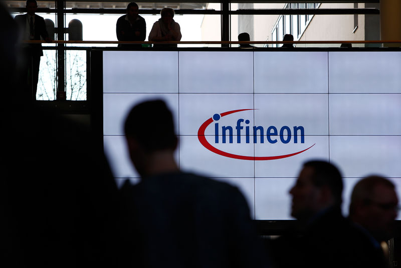   © Reuters. Shareholders arrive at the annual meeting of German semiconductor producer Infineon in Munich 