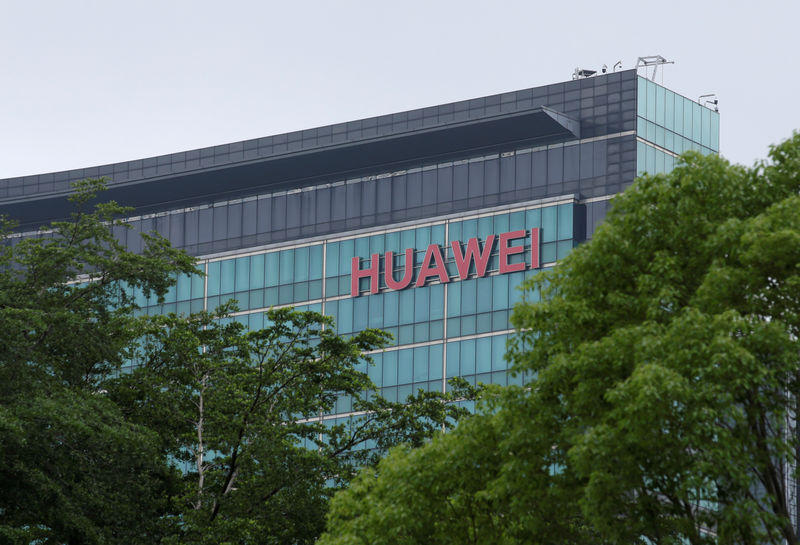 © Reuters. FILE PHOTO: A Huawei logo is seen on the side of a building at the headquarters in Shenzhen