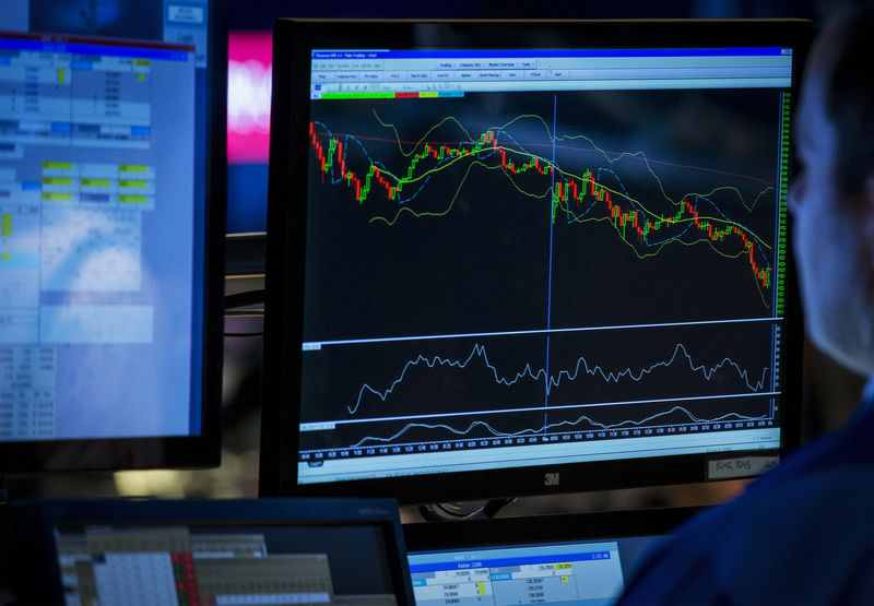 © Reuters. Трейдер следит за индексами S&P 500 и Dow Jones industrial average на Нью-Йоркской фондовой бирже, США, 17 июля 2014 года