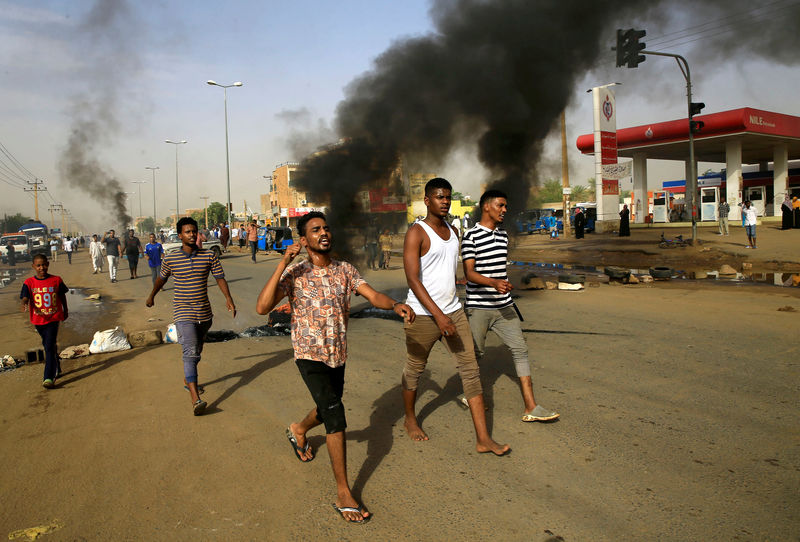 © Reuters. مسعفون: تسعة قتلى في اقتحام قوات سودانية لموقع اعتصام الخرطوم