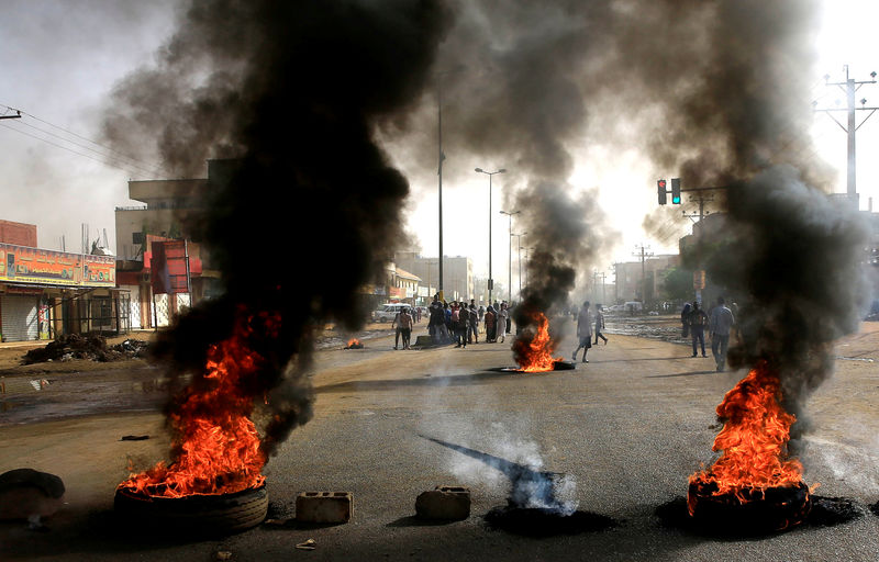 © Reuters. مسعفون: تسعة قتلى في اقتحام قوات سودانية لموقع اعتصام الخرطوم