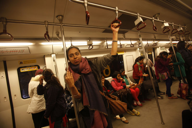 © Reuters. نيودلهي تعتزم السماح للنساء بركوب المواصلات مجانا