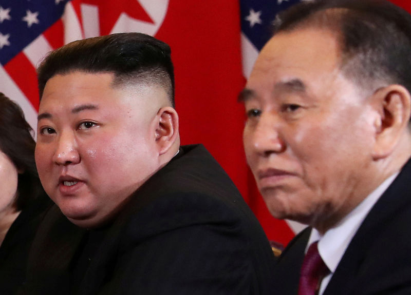 © Reuters. Líder da Coreia do Norte, Kim Jong Un, ao lado de Kim Yon Chol em Hanói