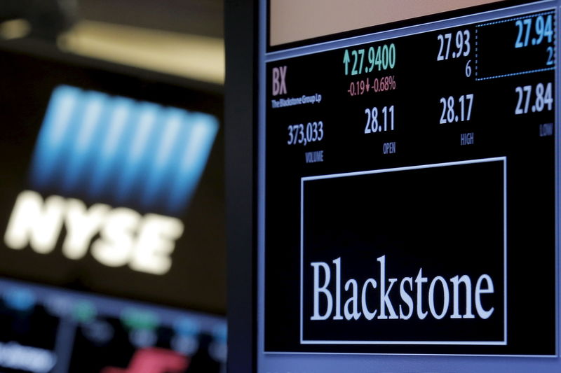 © Reuters. FOTO DE ARCHIVO: La información sobre las operaciones de Blackstone Group se muestra en la Bolsa de Valores de Nueva York