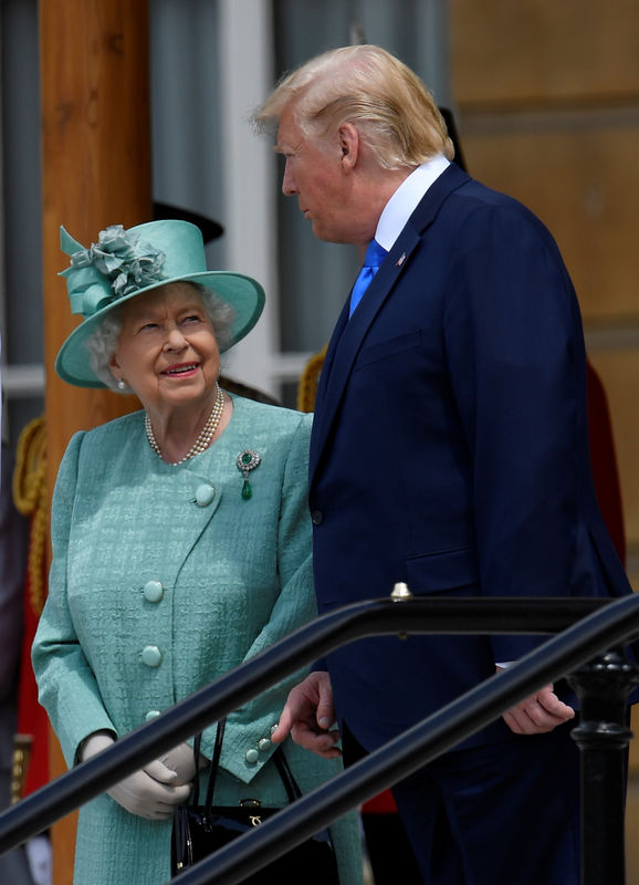 © Reuters. الملكة إليزابيث تستقبل ترامب في قصر بكجنهام