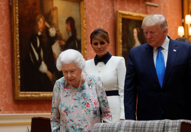 © Reuters. الملكة إليزابيث تقيم مأدبة رسمية على شرف الرئيس الأمريكي