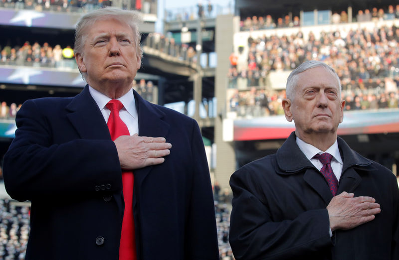 © Reuters. U.S. President Trump and U.S. Defense Secretary Mattis attend the 119th U.S. Army-Navy football game in Philadelphia