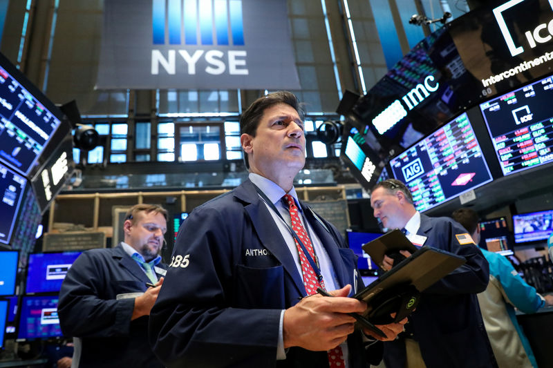 © Reuters. Traders work on the floor at the NYSE in New York