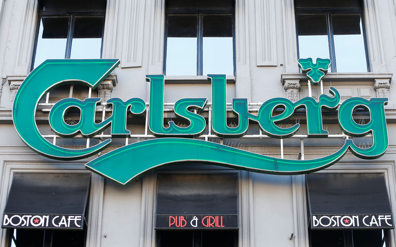 © Reuters. FILE PHOTO: A logo of Carlsberg beer is seen on the entrance of a pub in Brussels