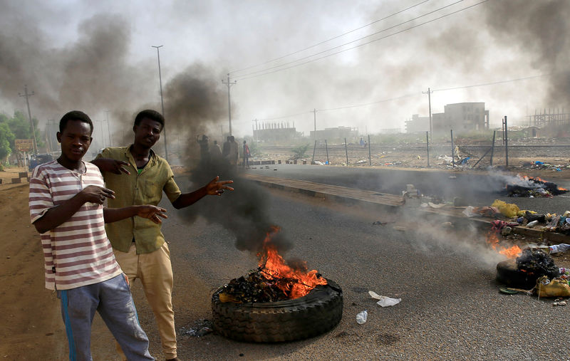 © Reuters. لجنة أطباء السودان المركزية: عدد قتلى فض الاعتصام تجاوز 30