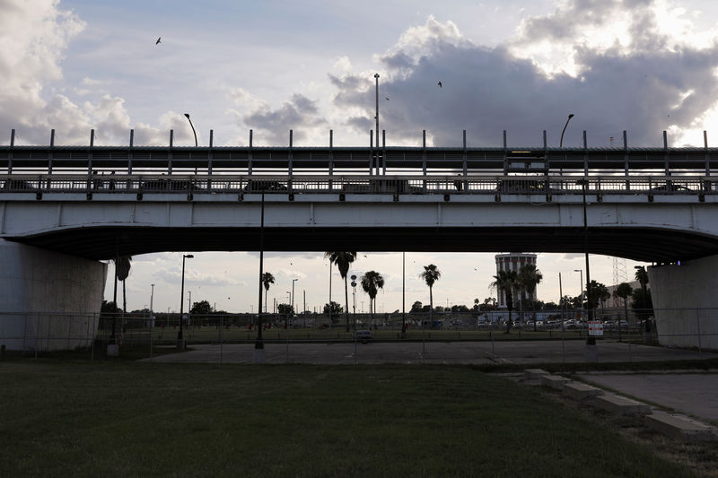 © Reuters. Vehicles and people cross the border bridge into the U.S., as seen from Laredo, Texas