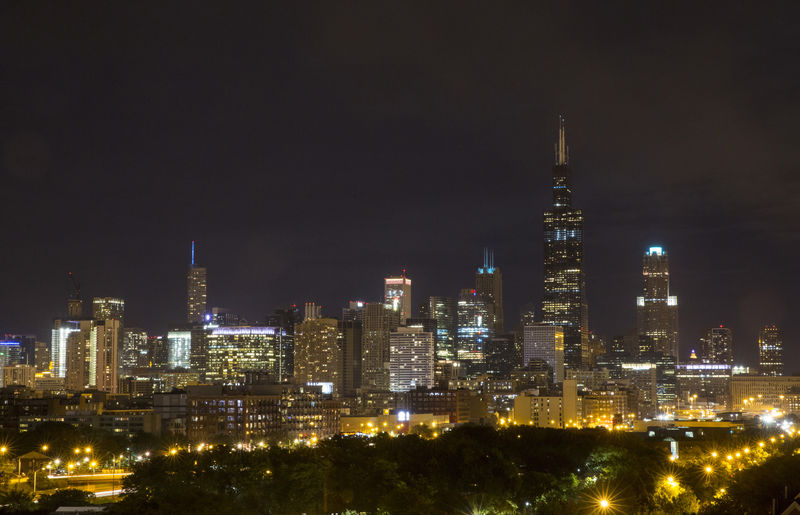 © Reuters. FILE PHOTO: The downtown skyline is seen in Chicago
