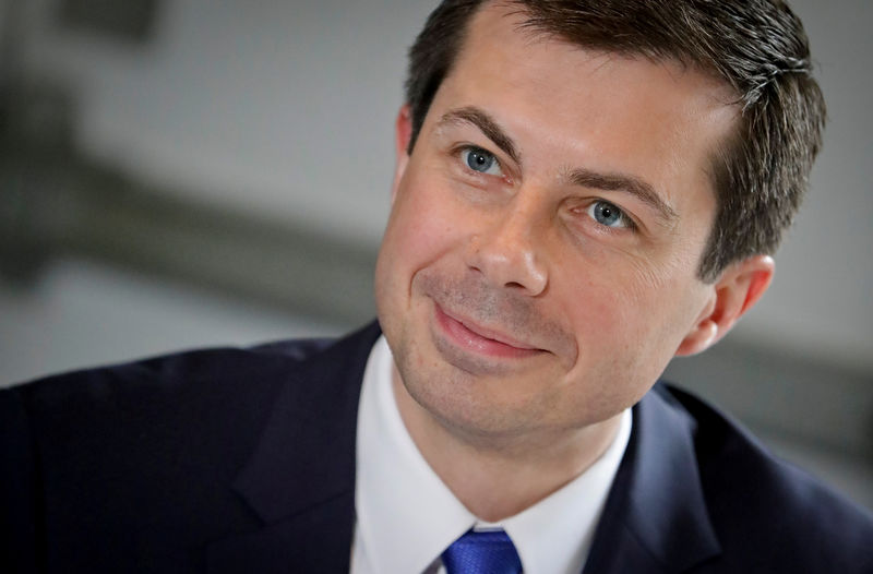 © Reuters. FILE PHOTO: 2020 Democratic presidential candidate Pete Buttigieg listens during a lunch meeting with civil rights leader Rev. Al Sharpton at SylviaÕs Restaurant in Harlem