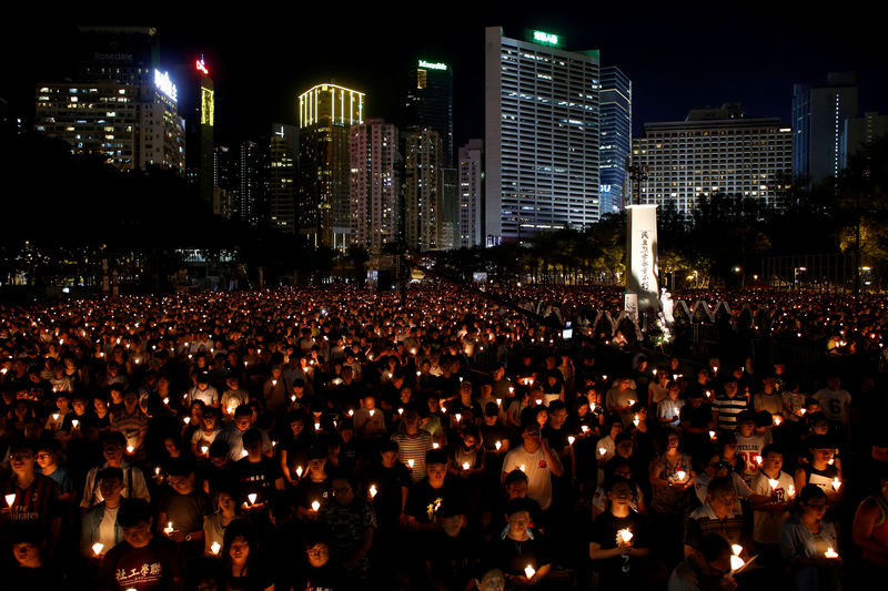 © Reuters. FILE PHOTO: People take park in a candlelight vigil to mark the 27th anniversary of the crackdown of pro-democracy movement at Beijing's Tiananmen Square, in Hong Kong