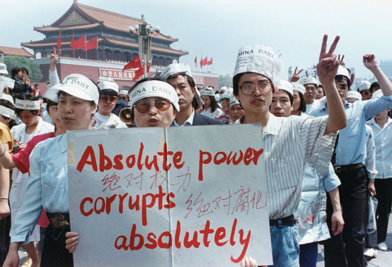 © Reuters. FILE PHOTO: A group of journalists supports the pro-Democracy protest in China