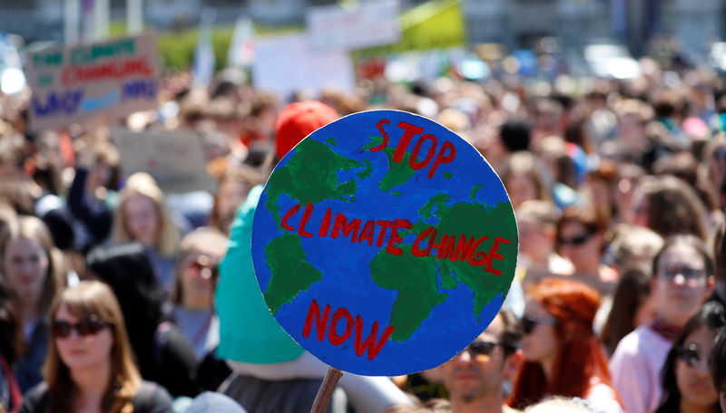 © Reuters. Youth demonstrate calling for action on climate change during the "Fridays for Future" school strike, on Heldenplatz in Vienna