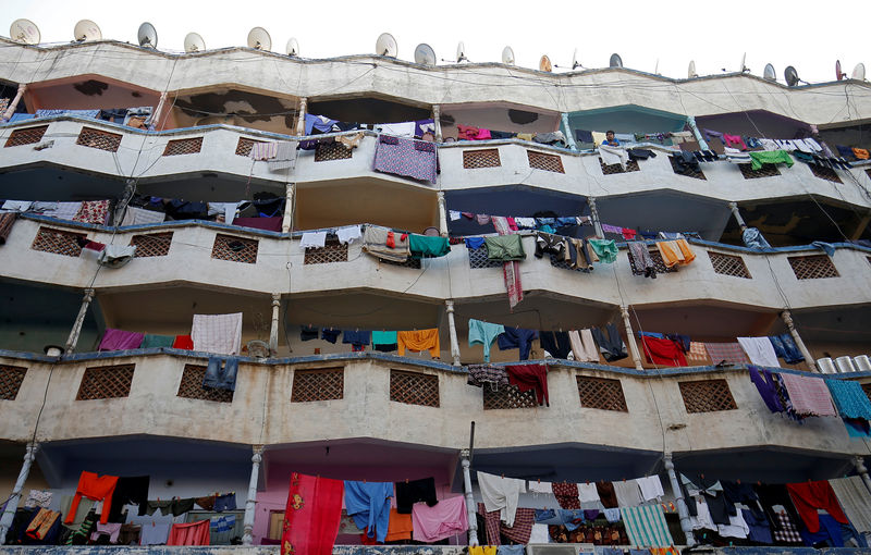 © Reuters. Laundry hangs from balconies of an apartment building in Ahmedabad