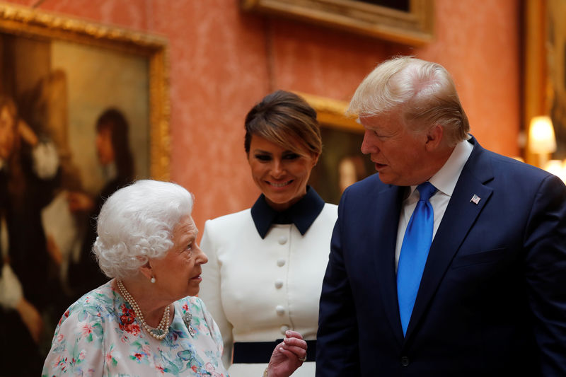 © Reuters. El presidente de Estados Unidos, Donald Trump, junto a la primera dama Melania Trump y la reina Isabel II en el Palacio de Buckingham, Londres, Reino Unido.