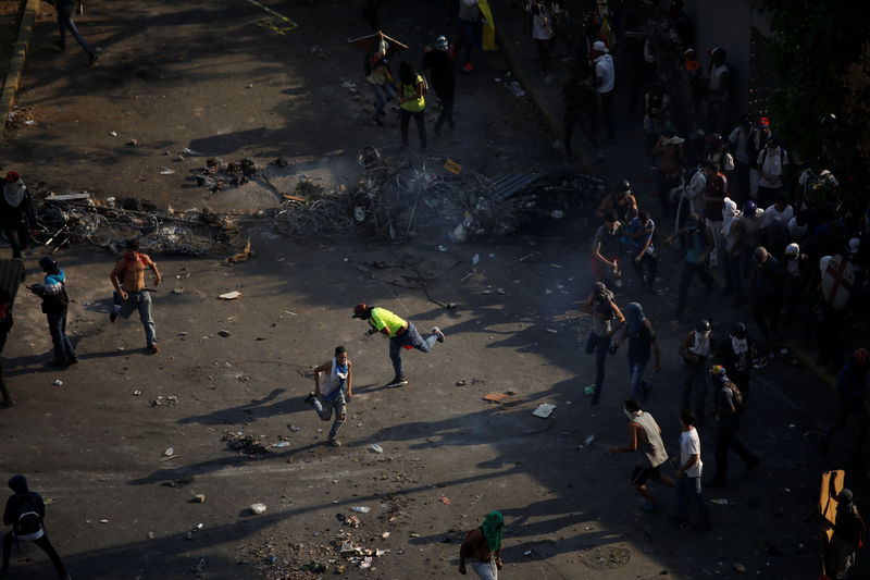 © Reuters. Foto de archivo. Una protesta contra el gobierno del presidente venezolano Nicolás Maduro y para conmemorar el Día del Trabajo en Caracas