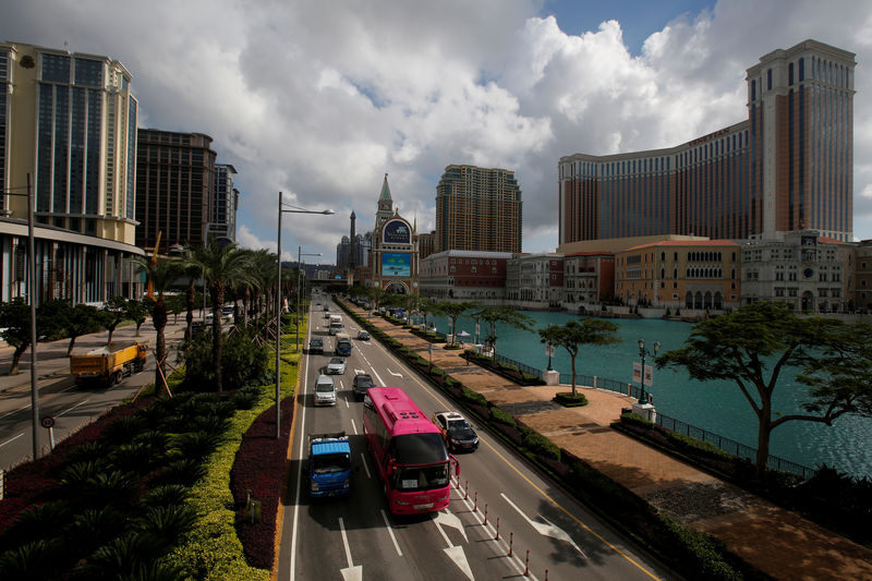 © Reuters. FILE PHOTO: Traffic flows past gaming resorts at Cotai Strip in Macau