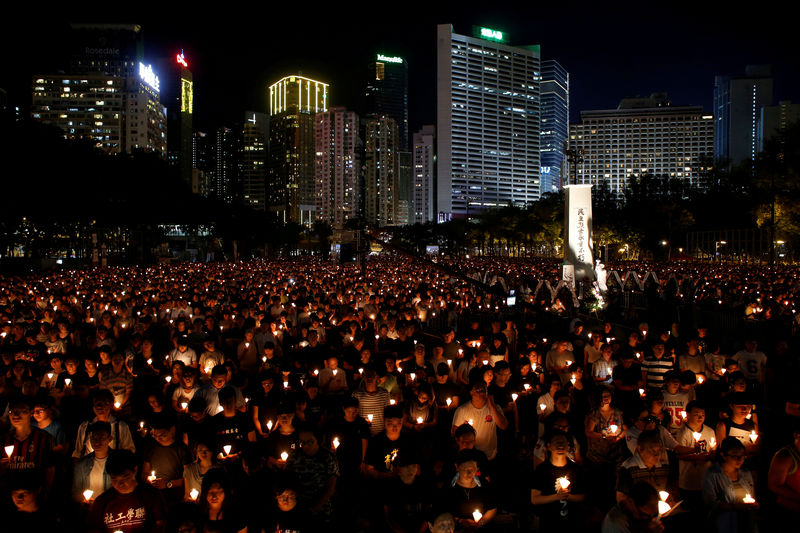 © Reuters. Foto de archivo. Miles de personas en una vigilia en el 27 aniversario por la represión contra los manifestantes prodemocracia de la Plaza de Tiananmén en Hong Kong, China.