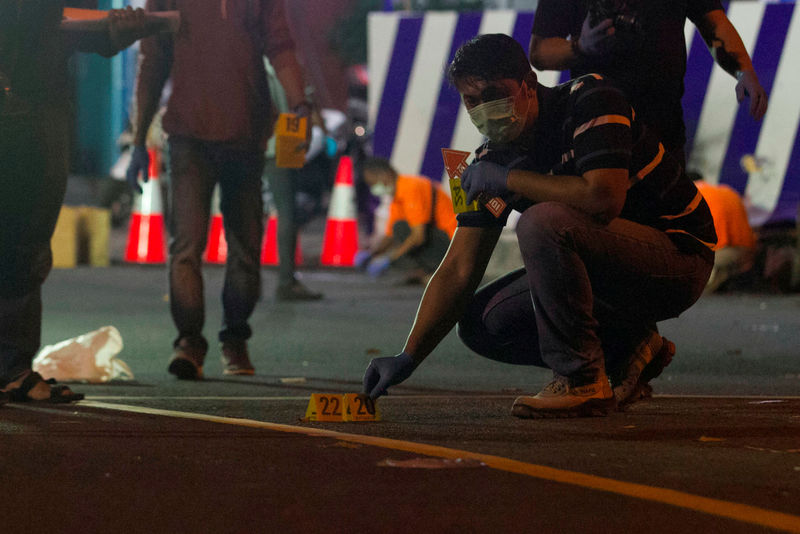 © Reuters. إصابة متشدد إندونيسي حاول تفجير نفسه خارج مركز شرطة