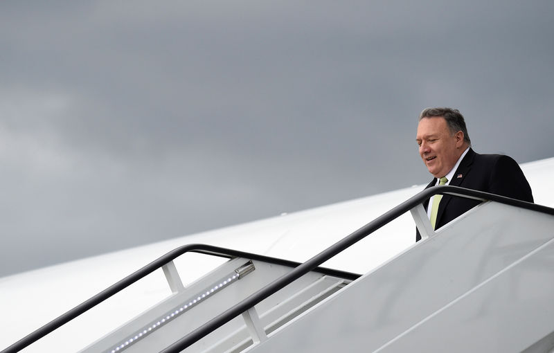 © Reuters. U.S. Secretary of State Mike Pompeo arrives at Stansted Airport near London