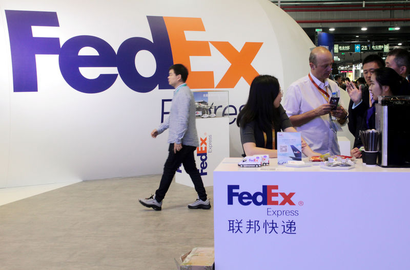 © Reuters. People visit a FedEx Express booth during the China International Import Expo (CIIE) in Shanghai