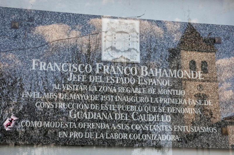 © Reuters. El Supremo acuerda suspender cautelarmente la exhumación de Franco