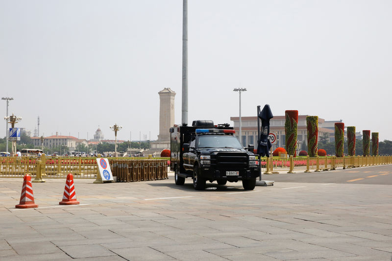 © Reuters. Un vehículo de la policía desplegado en la Plaza de Tiananmen en Pekín