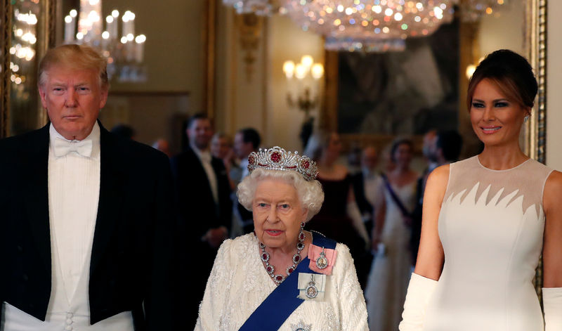 © Reuters. الملكة إليزابيث تهدي ترامب كتابا لتشرشل عن الحرب العالمية الثانية