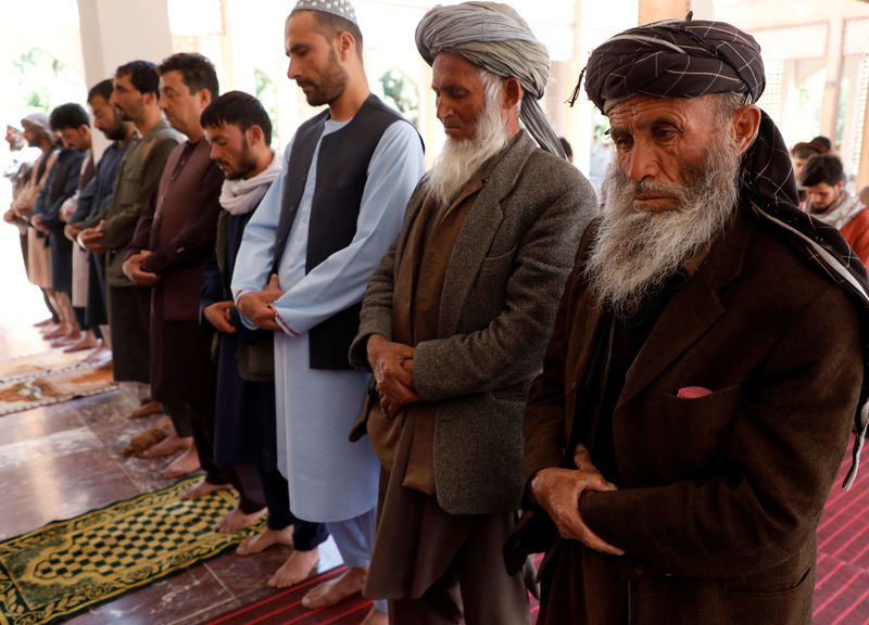 © Reuters. المسلمون حول العالم يحتفلون بعيد الفطر