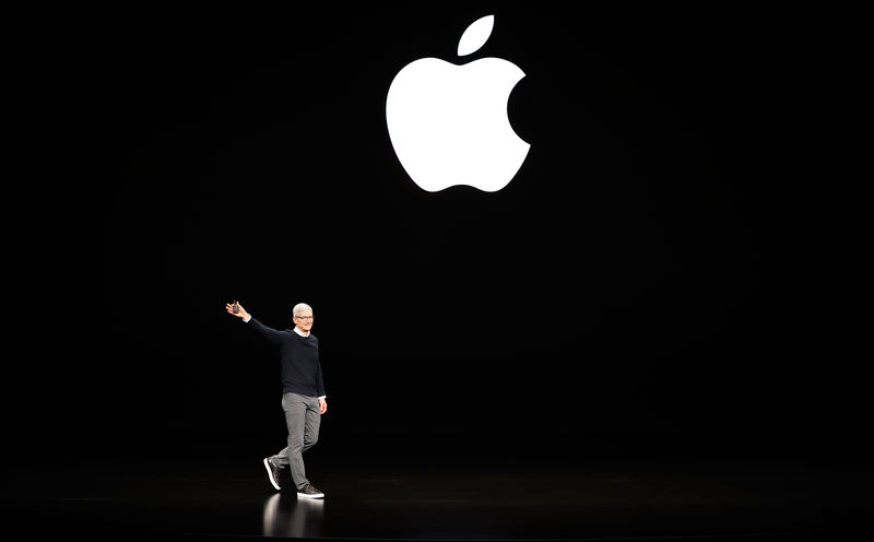 © Reuters. Tim Cook, CEO of Apple, waves to attendees during an Apple special event at the Steve Jobs Theater in Cupertino