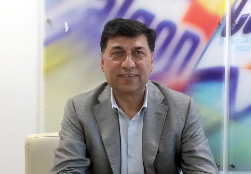 © Reuters. FILE PHOTO: Rakesh Kapoor, the CEO of Reckitt Benckiser, poses for a photograph at the company headquarters in Slough