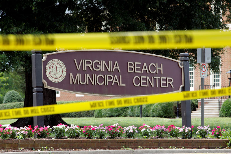 © Reuters. Police tape frames a sign at one of the entrances to the municipal government complex where a shooting incident occurred in Virginia Beach, Virginia