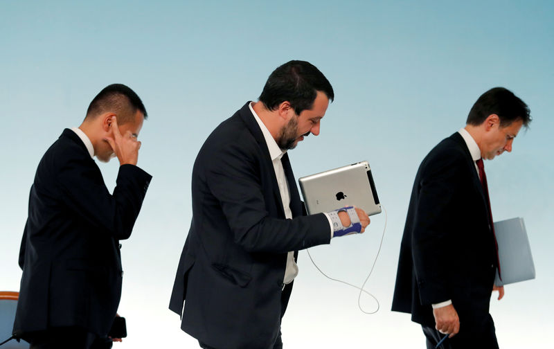 © Reuters. Il premier Giuseppe Conte assieme ai vice Matteo Salvini e Luigi Di Maio