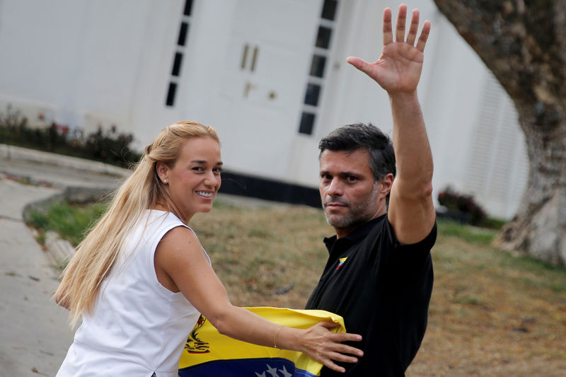 © Reuters. La activista venezolana Tintori, esposa del opositor López, llega a España