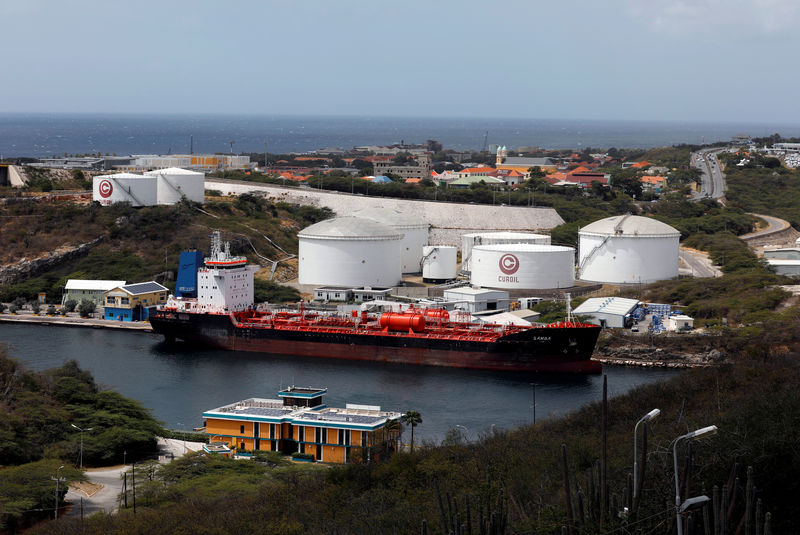 © Reuters. FILE PHOTO: A crude oil tanker is docked at Isla Oil Refinery PDVSA terminal in Willemstad on the island of Curacao