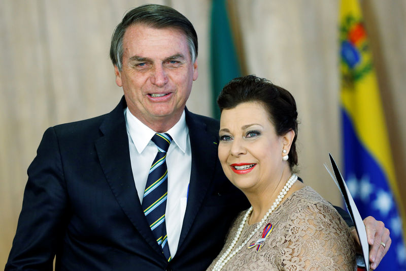 © Reuters. Presidente Jair Bolsonaro e embaixadora venezuelana María Teresa Belandria, representante no país do autoproclamado presidente interino da Venezuela, Juan Guaidó, em cerimônia no Palácio do Planalto