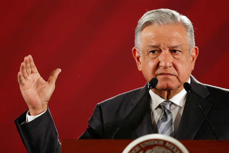 © Reuters. Mexico's President Andres Manuel Lopez Obrador gestures during a news conference at the National Palace in Mexico City